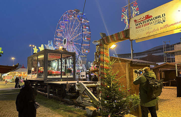 Winterworld Motorworld: Blick auf den Eingang und das PopUp Wheel Riesenrad (©Foto: Martin Schmitz)